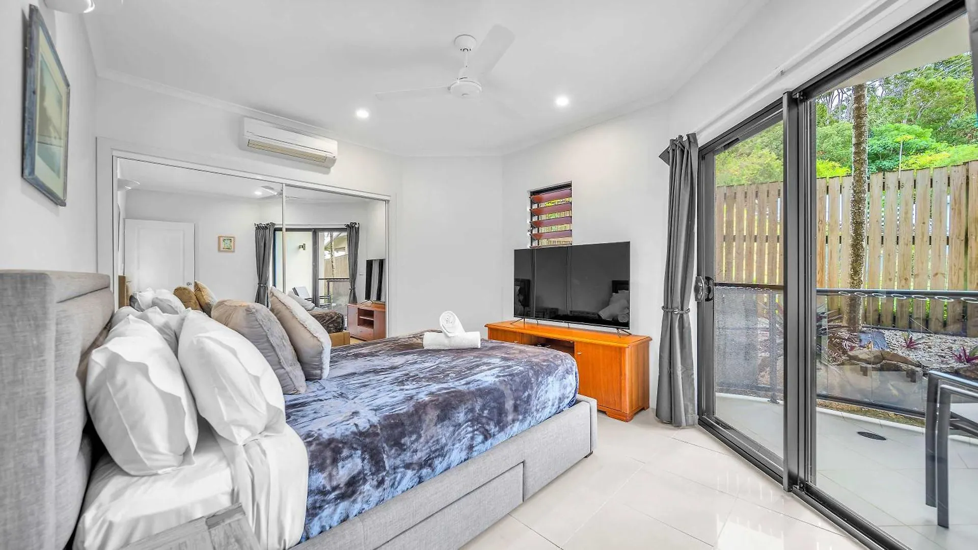 Whitsunday Escape - Beachfront Penthouse With Pool Cannonvale Apartment