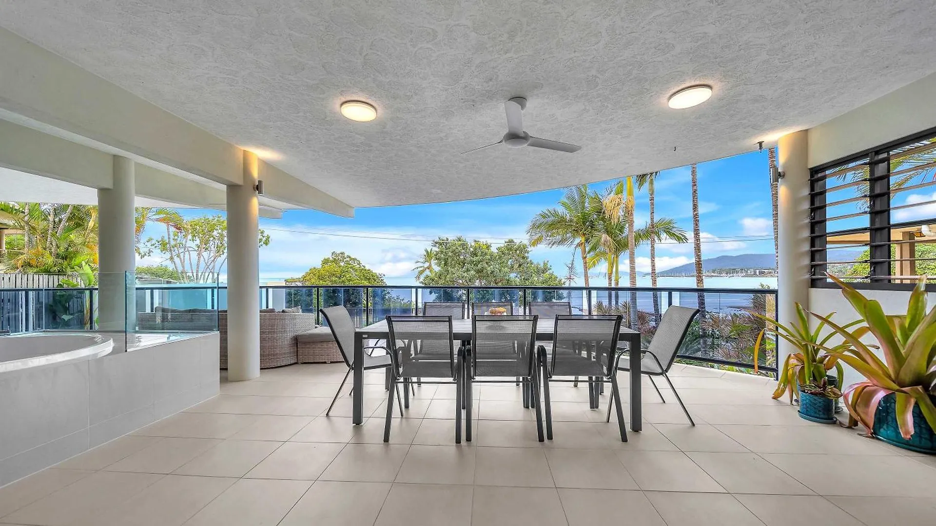 Whitsunday Escape - Beachfront Penthouse With Pool Cannonvale Australia