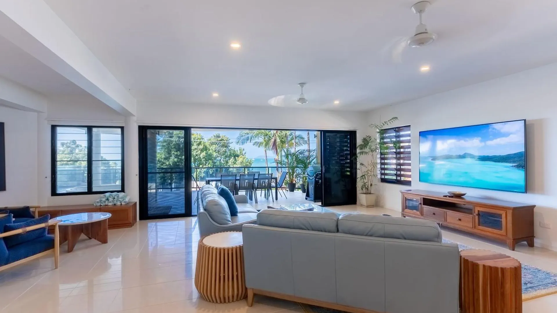 Whitsunday Escape - Beachfront Penthouse With Pool Cannonvale 0*,  Australia