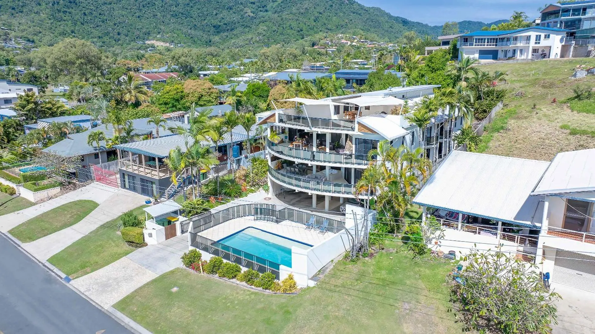Whitsunday Escape - Beachfront Penthouse With Pool contacts